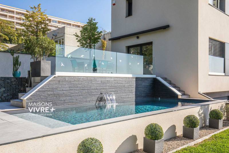 Maison contemporaine avec toit-terrasse, piscine et prestations haut de gamme dans le Rhône près de Lyon