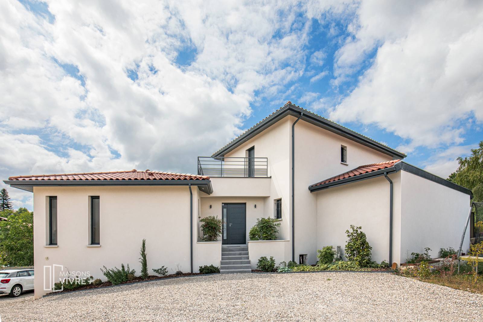 Maison contemporaine sur terrain en pente