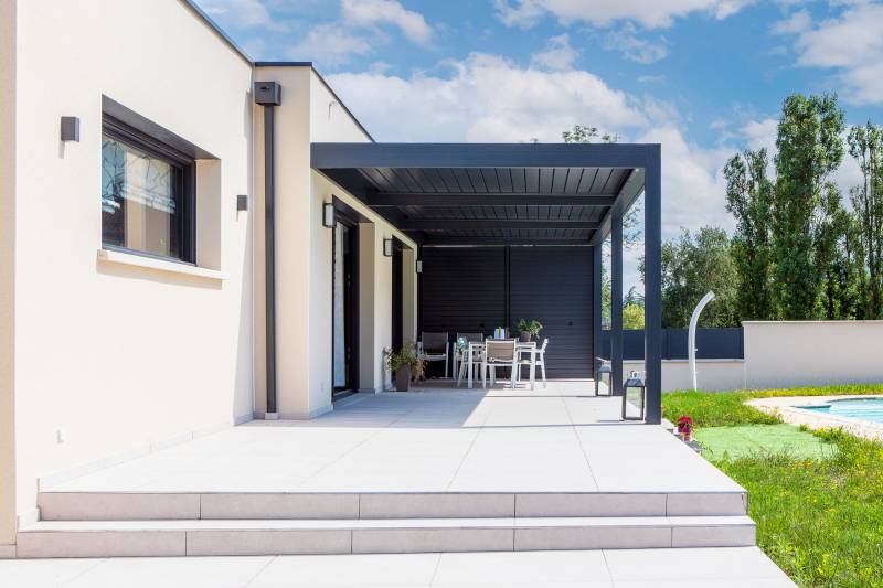 Pergola sur terrasse entre salon et piscine